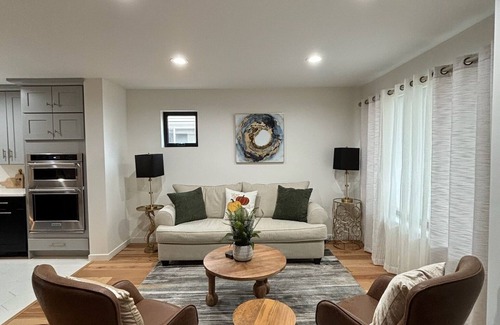 Sunnyside Casa | Family-sized townhouse with beautiful view of the city!