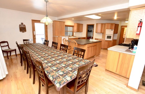 Cascade Casa | Family Ties ~ Amazing home with views - Sleeps 20 - Game room - Fireplace - Wifi