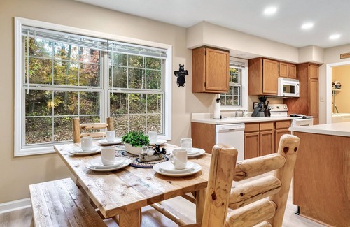 Sevierville Cabaña | Family Trip? 5 min from Dollywood Harvest Festival