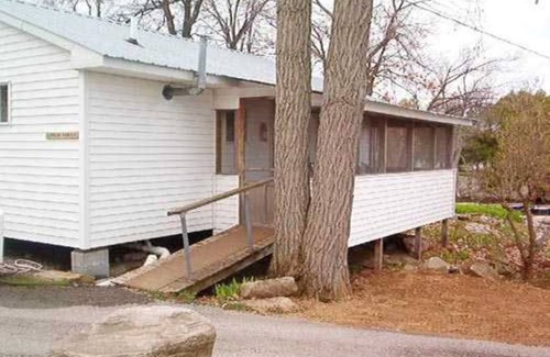 Brier Hill Cabina | Family vacation on Black Lake with a private beach!