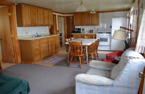 Brier Hill Cabina | Family vacation on Black Lake with a private beach!