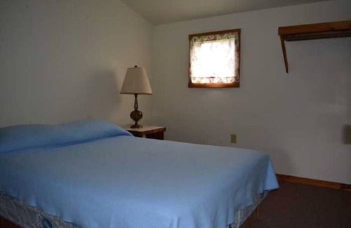 Brier Hill Cabina | Family vacation on Black Lake with a private beach!