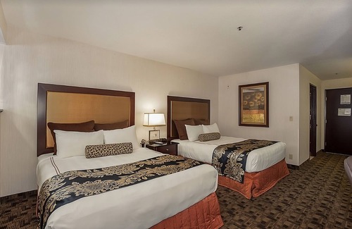 Parkrose Casa | Family Vacay! Modern Unit, Restaurant, Fitness Center