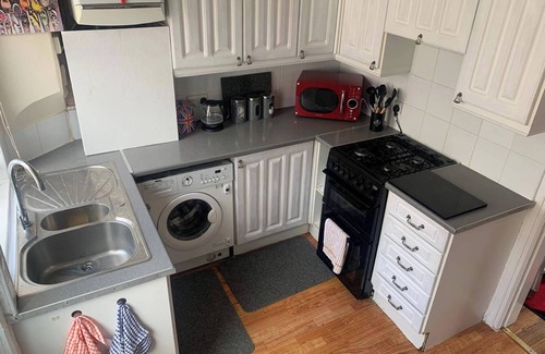 West Kirby Casa | By the sea, sleeps 4-6, private patio, NearBeach, SeasideRetreat, train to Liverpool or Chester is a hop skip and a jump away.