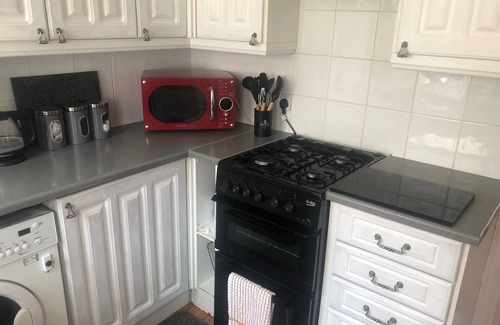 West Kirby Casa | By the sea, sleeps 4-6, private patio, NearBeach, SeasideRetreat, train to Liverpool or Chester is a hop skip and a jump away.