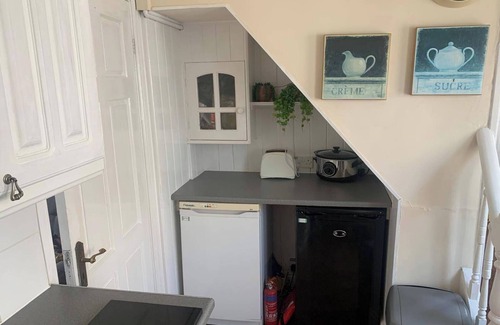 West Kirby Casa | By the sea, sleeps 4-6, private patio, NearBeach, SeasideRetreat, train to Liverpool or Chester is a hop skip and a jump away.