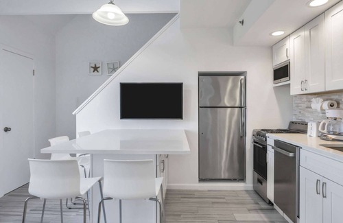 Napeague Apartamento | Fancy 1 BR with loft Apt w/ 2 BTHs w/ balcony!