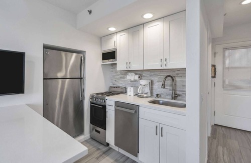 Napeague Apartamento | Fancy 1 BR with loft Apt w/ 2 BTHs w/ balcony!