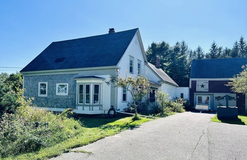 Warren Casa | Fancy Farmhouse on the mid coast of Maine