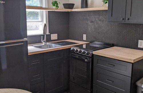 Ann Arbor Casa | Fantastic 2-bedroom townhome, 2 blocks from Michigan Stadium!