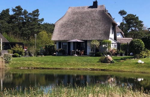 Fuhlendorf Casa | Fantástico 5 ***** Casa con techo de paja en el agua con sauna, jacuzzi al aire libre, chimenea u. v.