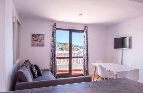 Es Canar Apartamento | Fantástico apartamento junto al mar con aire acondicionado, Wi-Fi, piscina y terraza