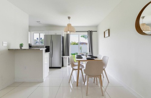 Gladeview Casa | Fantastic Brand New Duplex 3 Bedrooms/2 bathrooms