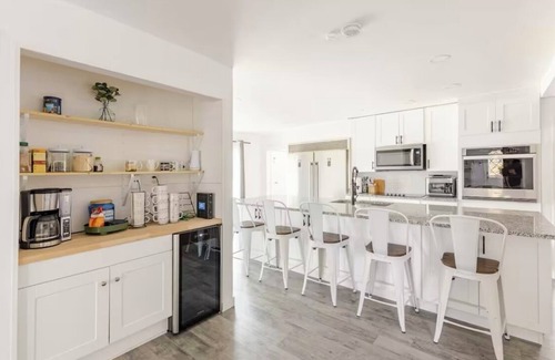West Central Casa | Fantastic Brickhouse sleep 12 plus, near MSU, Bass pro, Springfield downtown!