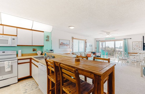 Rodanthe Condominio | Fantastic condo close to sound and beach with WiFi, shared pool, & private W/D