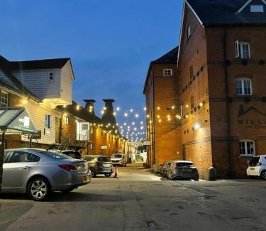 Bishop's Stortford Apartamento | Fantastic convenient 2 Bedroom 2 bathroom Perfect for Stansted Airport, 3 minute walk to Bishops Stortford Train Station!