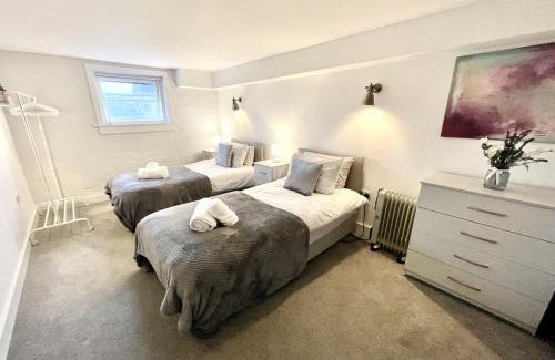 Bishop's Stortford Apartamento | Fantastic convenient 2 Bedroom 2 bathroom Perfect for Stansted Airport, 3 minute walk to Bishops Stortford Train Station!