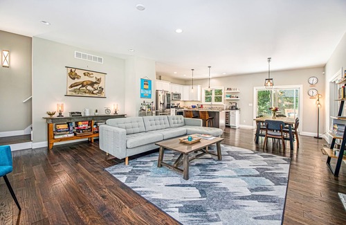 Lakeside Casa | Fantastic family home near the lake with WiFi and large deck