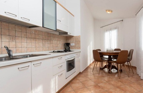 Cervar Apartamento | Fantástico piso a sólo 250 metros de la playa con vistas al mar, piscina, zona de barbacoa, plaza de aparcamiento privada