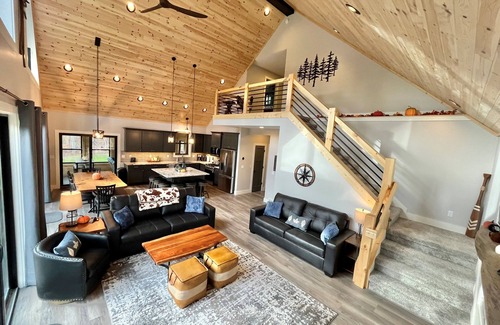 Thompsonville Casa | Fantastic New 8bd-4ba Betsie River Home, Game Rm, Two Family Rms, Kayaks, 6acres