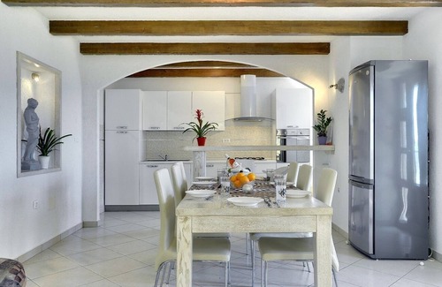 Lupoglav Casa | Fantástica finca panorámica con piscina privada, aire acondicionado, WLAN, terraza, barbacoa