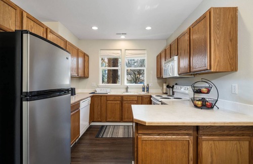 Southwest Bend Casa | Fantastic Single Level Family Retreat, Fenced Yard, Huge Deck w/ Seating, 5 Minutes to Downtown Bend