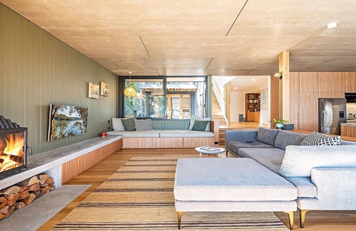 Pretty Beach Casa | Fantastic Waterfront Beach House by HolidayCo.