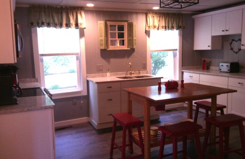 Winnisquam Casa | Brillante y acogedora casa frente al lago!