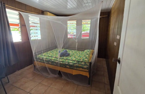 Tuherahera Cama Y Desayuno | Fare Tipanie Située sur la Plage de Sable Rose, Idéal en Famille ou Entre Amis