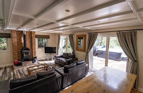 Farley Cabina | Farley; woodland lodge for 8 with hot tub, log burner, BBQ, near Alton Towers.