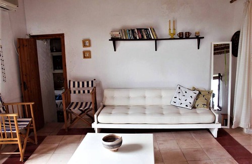 Milos Otro | Farm House at the Rivari Estate (sleeps 8/10)