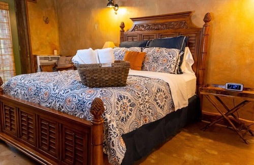 Satin Cabina | Farm House Room - ADA