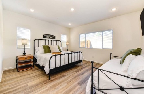 Roseville Casa | Farm-House Roseville Hotel Style Home