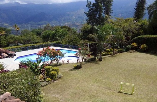 Barbosa Casa | Finca cerca de Medellín con vista a las montañas