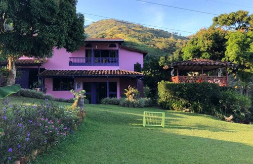 Barbosa Casa | Finca cerca de Medellín con vista a las montañas