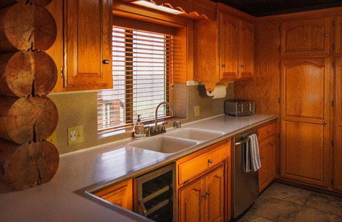 Central Valley Cabina | Farm Stay at the Bell-Zwart Lodge