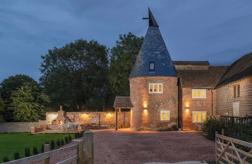 Leominster Cabaña | Farm stay in former Hop Kiln surrounded by cider apple orchards near Leominster