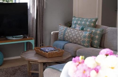 Middleton Casa | Farm Stay & Private Beach at Pear Tree Cottage