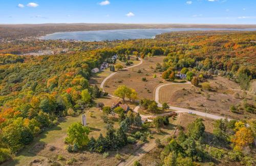 Boyne City Casa | Farmhouse 1918 Grand Retreat for 12 people with Lake Views