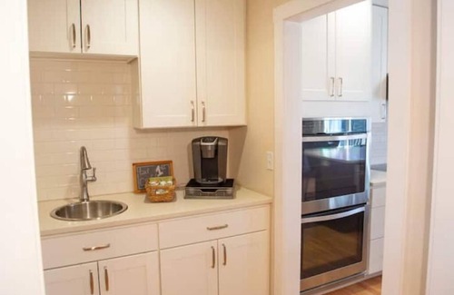 Hendersonville Casa | Farmhouse at Honey Bear Orchard