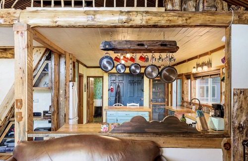 Bailey Chalet De Esquí | Farmhouse Cabin * Secluded 2.5 acres * Pet Friendly