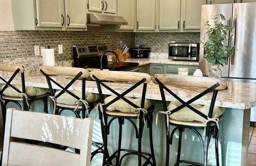 Greenville Casa | Farmhouse Decorated Southern Style home, Centrally located in quiet neighborhood