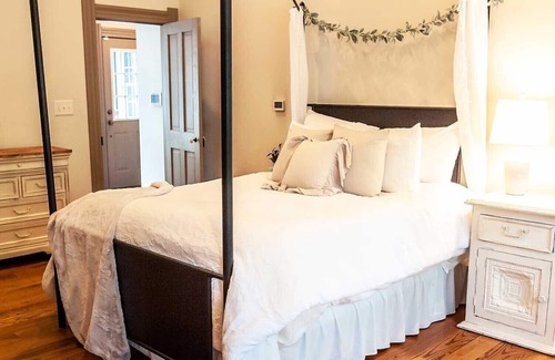 Westfield Otro | Farmhouse Estate with Pool,Entertainment Barn and Hot Tub in Suburban Indy