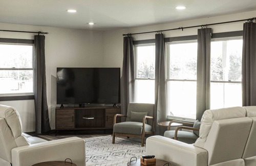 Harrison Otro | Farmhouse-hot tub, king beds, pet friendly, skiing, ORVing, hunting & golfing.