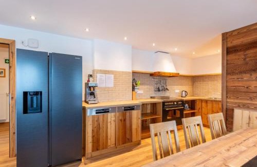 Bramberg am Wildkogel Casa | Farmhouse in Bramberg with Natural Pond