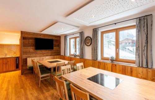 Bramberg am Wildkogel Casa | Farmhouse in Bramberg with Natural Pond