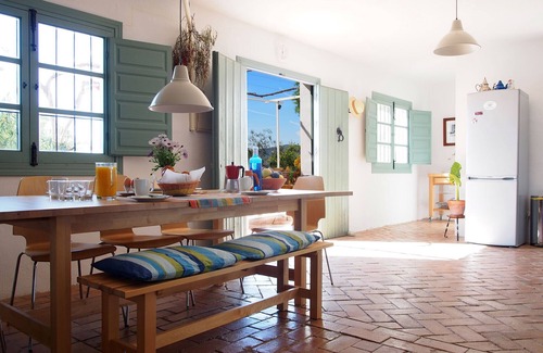 Riogordo Casa | Casa rural en ubicación privilegiada, con piscina privada y jardines establecidos.