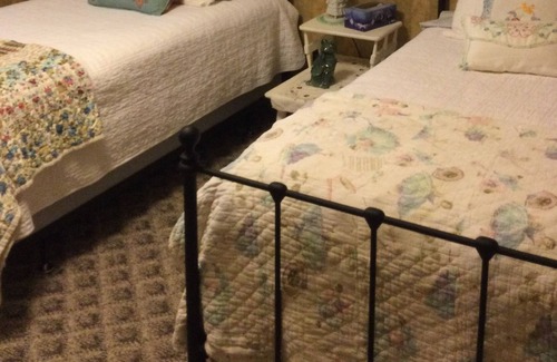 Murphy Otro | Farmhouse on gated, quiet, scenic farm