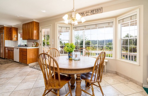 Redwood Valley Casa | Ridgeview Farmhouse en viñedo