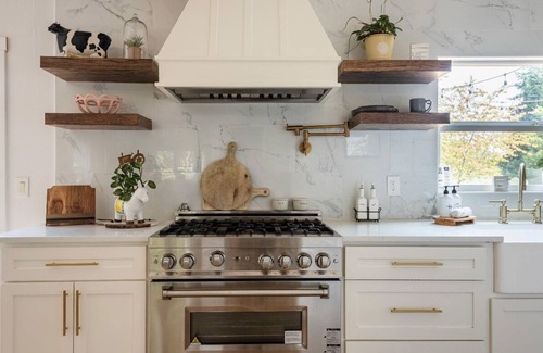 Hillsboro Otro | Farmhouse on wine scenic route, alpacas and hot tub. Pet friendly.